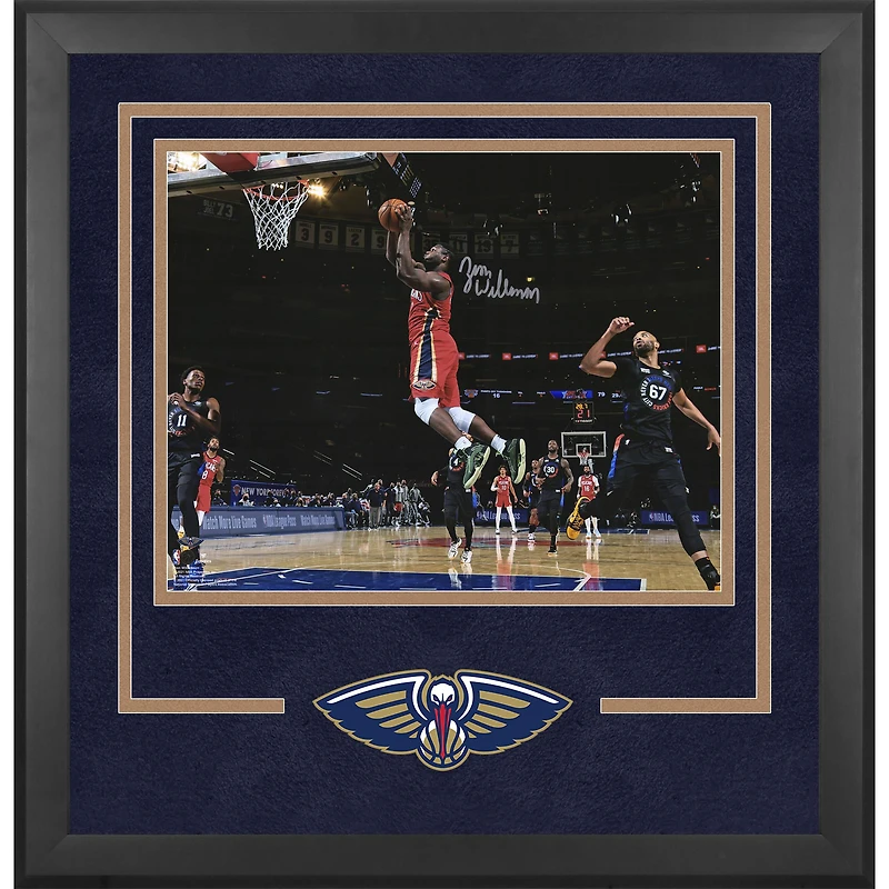 Photo encadrée de luxe autographiée de Zion Williamson (New Orleans Pelicans) lors du match contre les New York Knicks (40,6 x 50,8 cm).