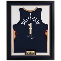 Maillot Nike Swingman bleu marine encadré autographié par Zion Williamson des New Orleans Pelicans avec plaque sublimée