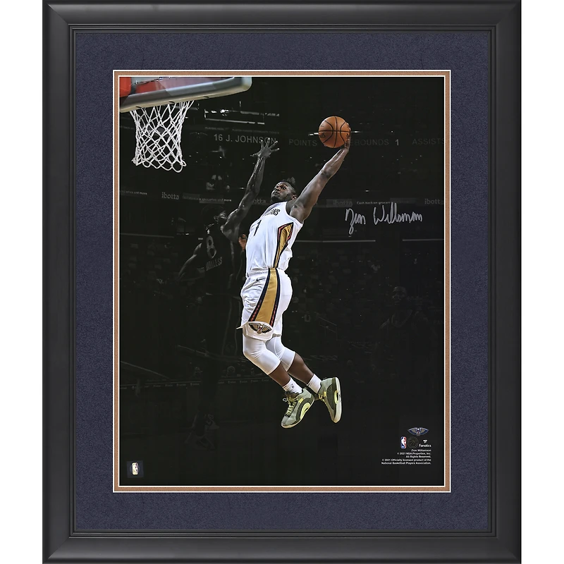 Photographie encadrée autographiée de 16" x 20" de Zion Williamson, New Orleans Pelicans, Spotlight Dunk