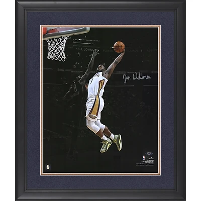Photographie encadrée autographiée de 16" x 20" de Zion Williamson, New Orleans Pelicans, Spotlight Dunk
