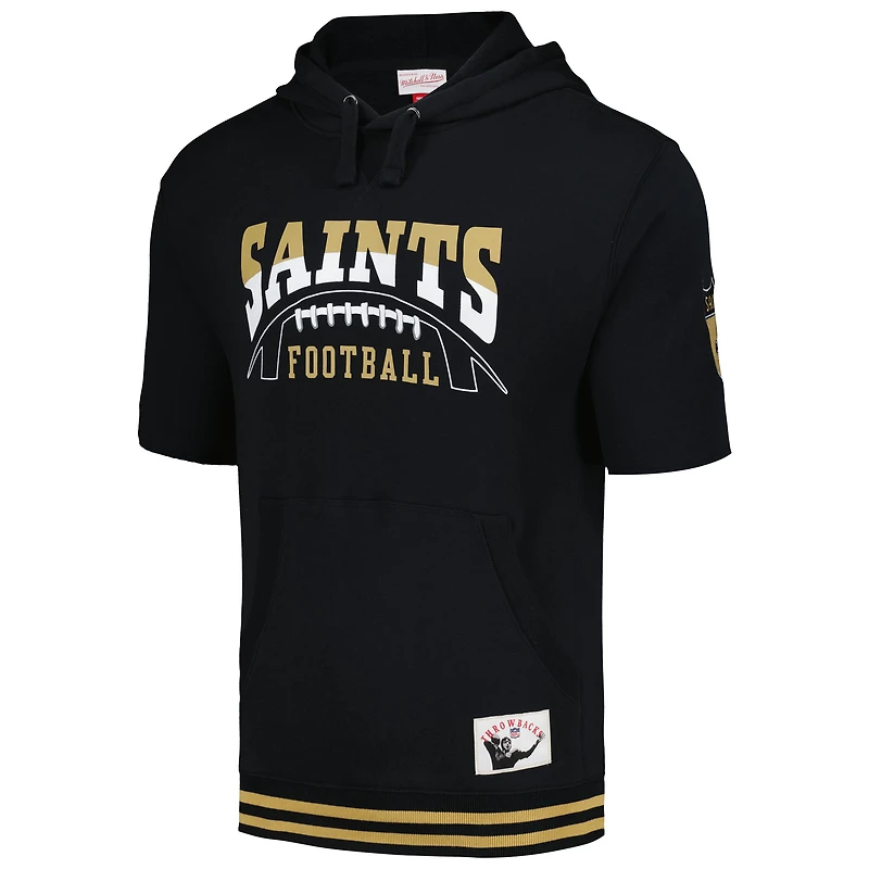 Sweat à capuche noir manches courtes d'avant-match Mitchell & Ness pour hommes des Saints de la Nouvelle-Orléans