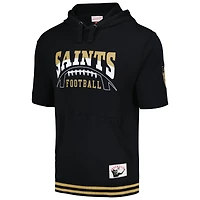 Sweat à capuche noir manches courtes d'avant-match Mitchell & Ness pour hommes des Saints de la Nouvelle-Orléans