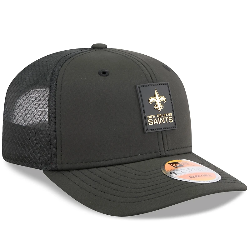 Casquette camionneur ajustable New Era noire New Orleans Saints 2025 Sideline 9SEVENTY pour homme