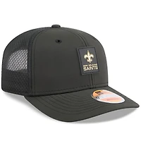 Casquette camionneur ajustable New Era noire New Orleans Saints 2025 Sideline 9SEVENTY pour homme