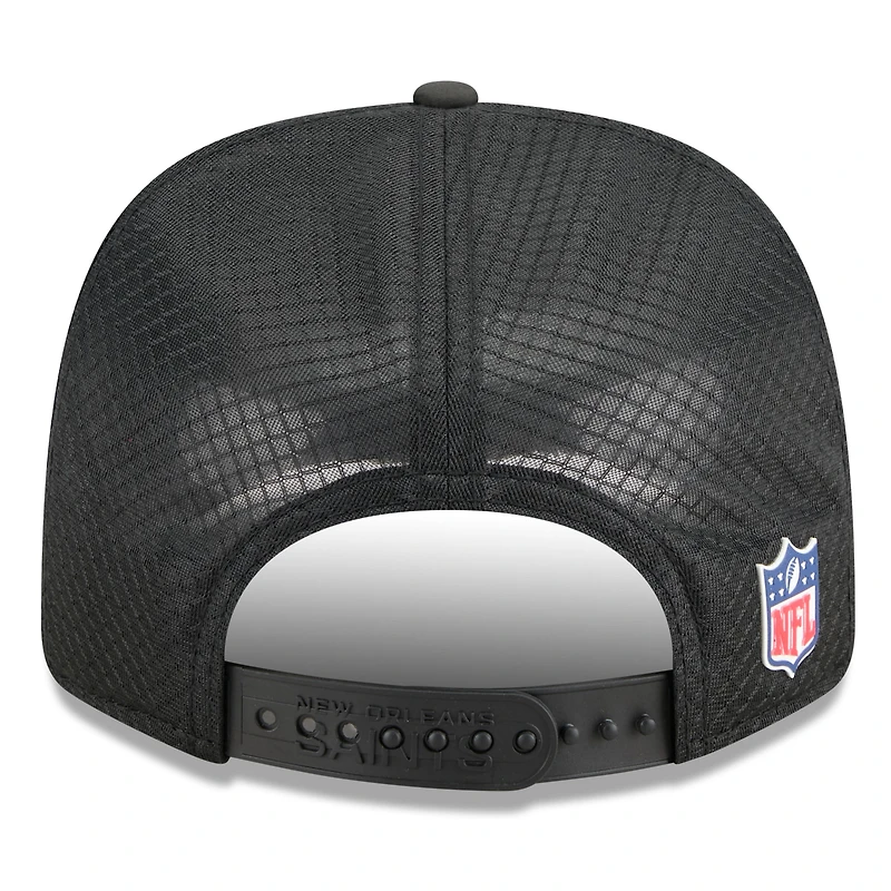Casquette camionneur ajustable New Era noire New Orleans Saints 2025 Sideline 9SEVENTY pour homme