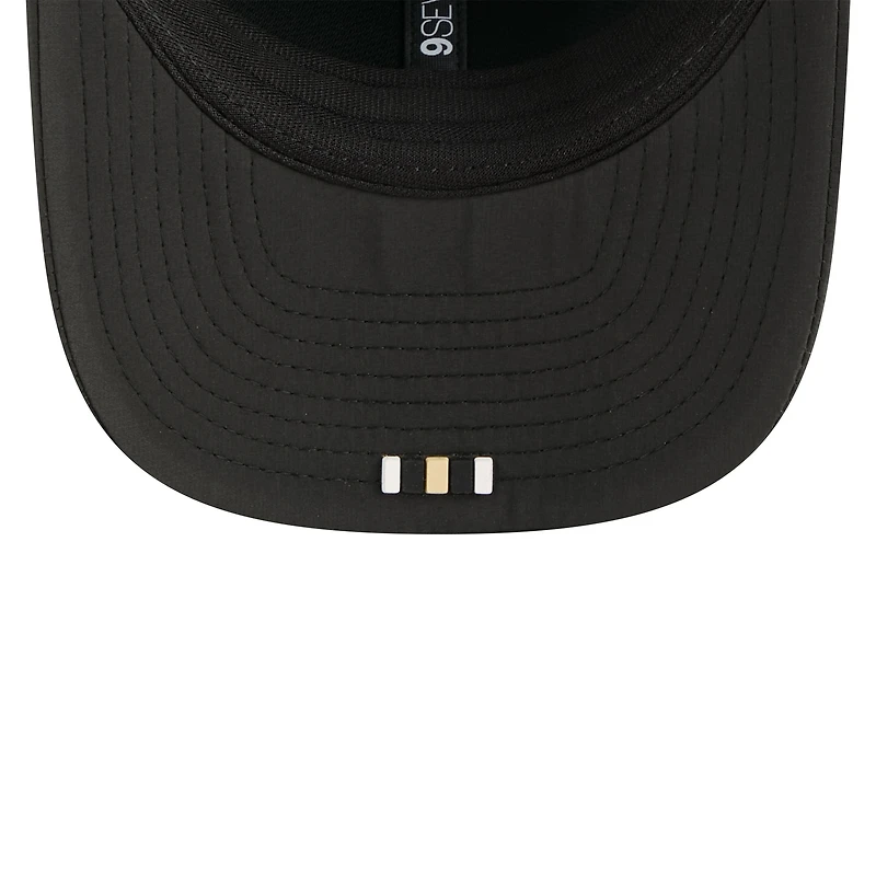 Casquette camionneur ajustable New Era noire New Orleans Saints 2025 Sideline 9SEVENTY pour homme