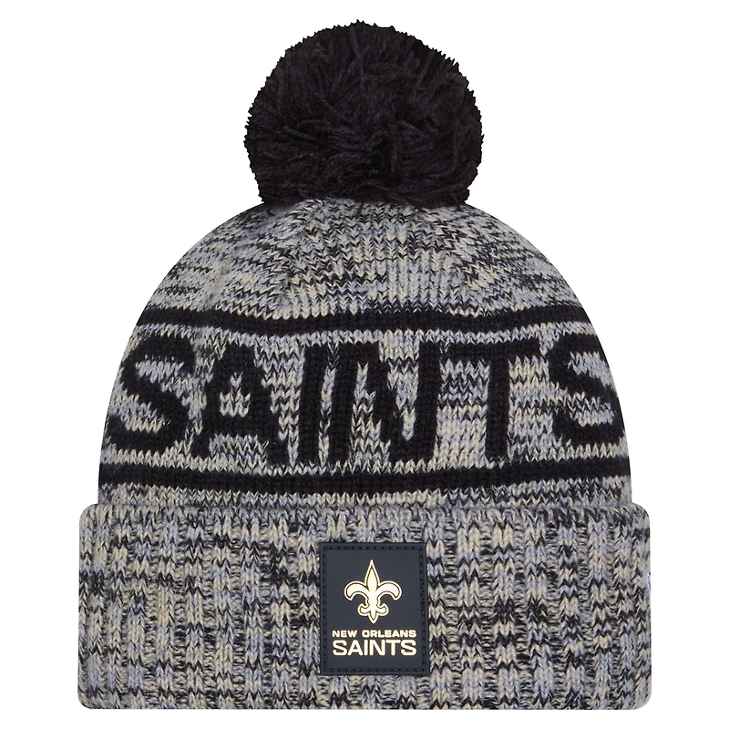 Bonnet d'hiver New Era noir pour homme, modèle New Era New Orleans Saints 2025, avec pompon et revers.