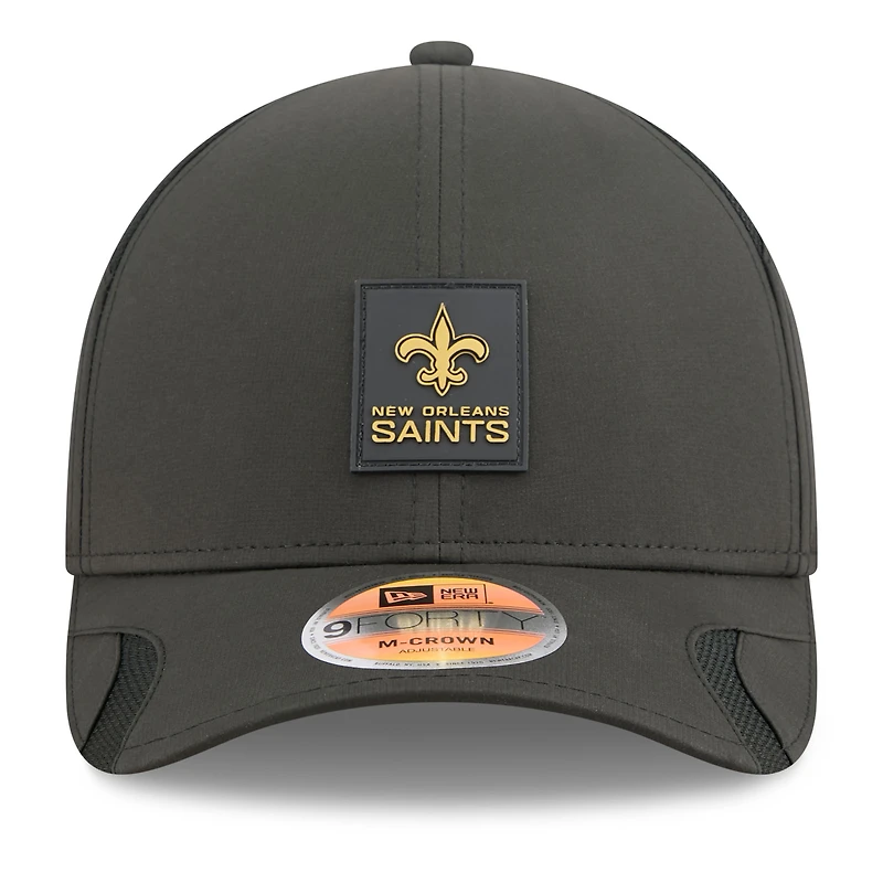 Casquette ajustable New Era noire New Orleans Saints 2025 Sideline 9FORTY pour homme