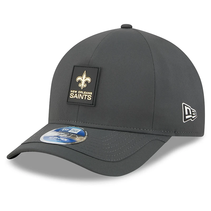 Casquette ajustable New Era 9FORTY M-Crown anthracite New Orleans Saints 2025 Sideline pour homme