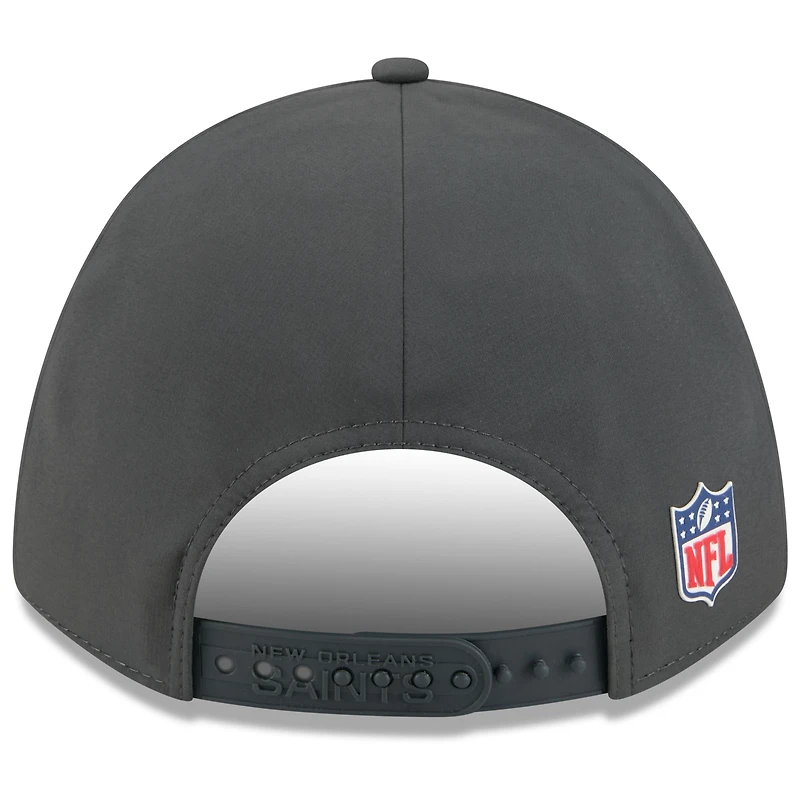 Casquette ajustable New Era 9FORTY M-Crown anthracite New Orleans Saints 2025 Sideline pour homme