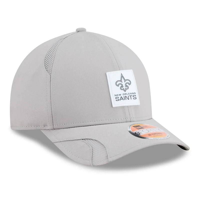 Casquette ajustable New Era grise New Orleans Saints 2025 Sideline M-Crown 9FORTY pour homme