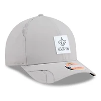 Casquette ajustable New Era grise New Orleans Saints 2025 Sideline M-Crown 9FORTY pour homme