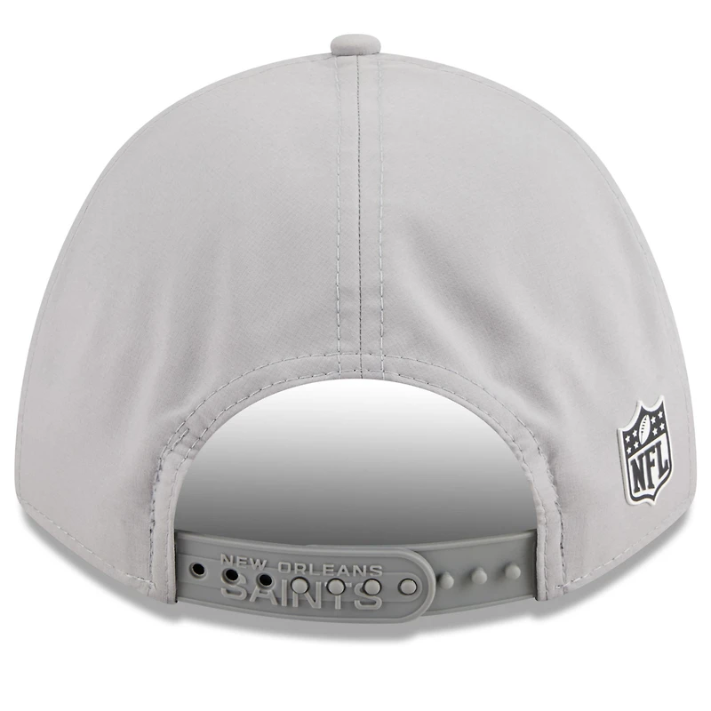 Casquette ajustable New Era grise New Orleans Saints 2025 Sideline M-Crown 9FORTY pour homme