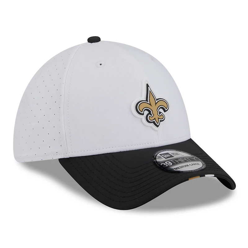 Casquette New Era 39THIRTY Flex blanche/noire pour homme, camp d'entraînement NFL 2025 des Saints de la Nouvelle-Orléans