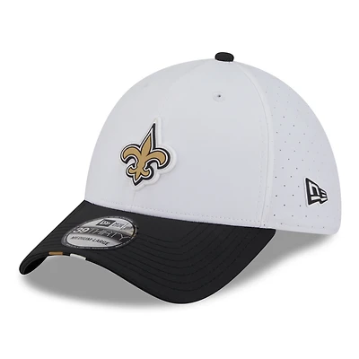 Casquette New Era 39THIRTY Flex blanche/noire pour homme, camp d'entraînement NFL 2025 des Saints de la Nouvelle-Orléans