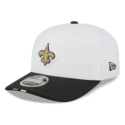 Casquette ajustable New Era 9SEVENTY pour homme, blanche/noire, New Orleans Saints, camp d'entraînement NFL 2025