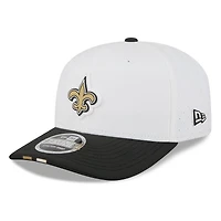 Casquette ajustable New Era 9SEVENTY pour homme, blanche/noire, New Orleans Saints, camp d'entraînement NFL 2025