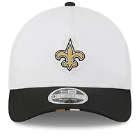 Casquette ajustable New Era 9FORTY pour homme, blanche/noire, camp d'entraînement NFL 2025 des Saints de la Nouvelle-Orléans