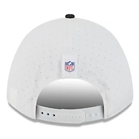 Casquette ajustable New Era 9FORTY pour homme, blanche/noire, camp d'entraînement NFL 2025 des Saints de la Nouvelle-Orléans