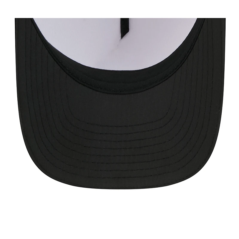 Casquette ajustable New Era 9FORTY pour homme, blanche/noire, camp d'entraînement NFL 2025 des Saints de la Nouvelle-Orléans