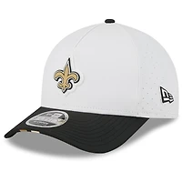 Casquette ajustable New Era 9FORTY pour homme, blanche/noire, camp d'entraînement NFL 2025 des Saints de la Nouvelle-Orléans
