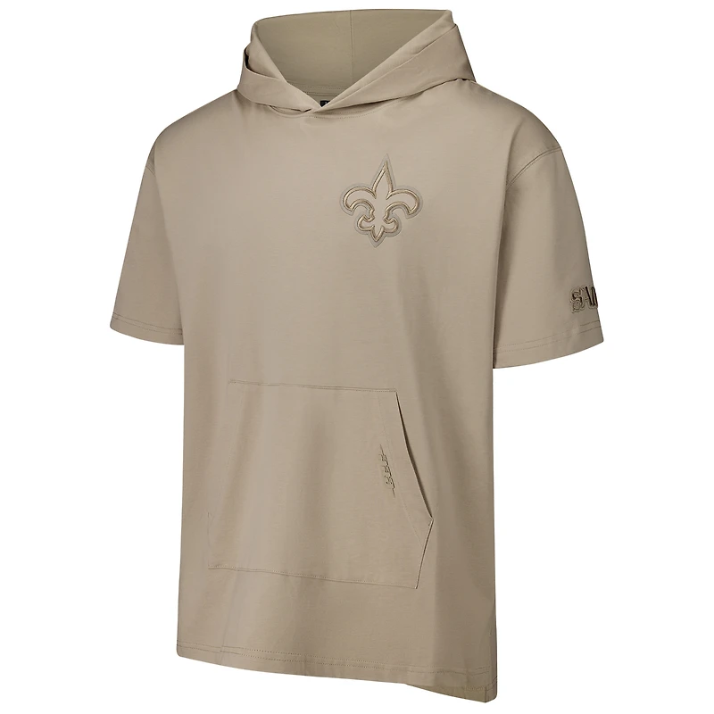 Sweat à capuche manches courtes pour homme Pro Standard Tan New Orleans Saints Neutrals Capsule