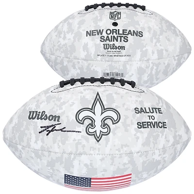 Tyler Shough, New Orleans Saints, a dédicacé le Salute To Service 2024 de Wilson Football