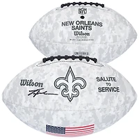 Tyler Shough, New Orleans Saints, a dédicacé le Salute To Service 2024 de Wilson Football