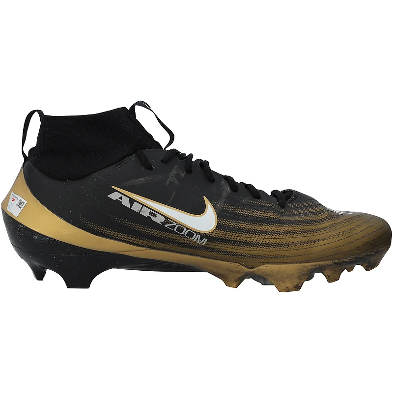 Crampons Nike noirs et or autographiés par Tyler Shough, portés en match par les New Orleans Saints lors de la saison NFL 2025-2026.