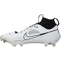 Crampons Nike blancs et noirs portés en match par Tyler Shough (New Orleans Saints) lors de la saison NFL 2025-26