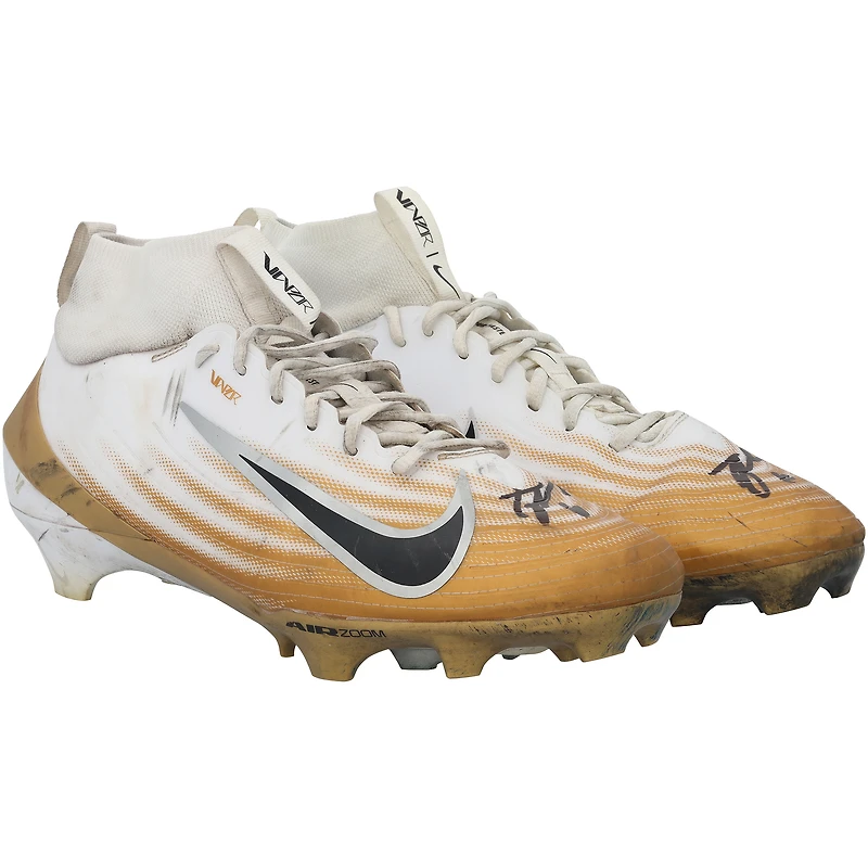 Crampons Nike blancs et or portés en match par Tyler Shough (New Orleans Saints) lors de la saison NFL 2025-26