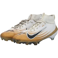 Crampons Nike blancs et or portés en match par Tyler Shough (New Orleans Saints) lors de la saison NFL 2025-26