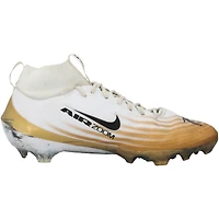 Crampons Nike blancs et or portés en match par Tyler Shough (New Orleans Saints) lors de la saison NFL 2025-26