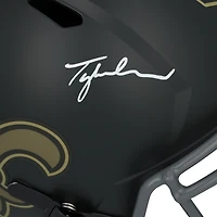 Casque réplique Riddell Speed ​​2025 Salute To Service autographié par Tyler Shough des Saints de la Nouvelle-Orléans
