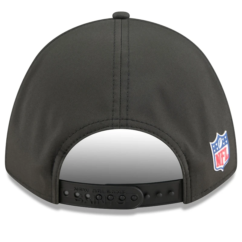 Casquette ajustable New Era noire New Orleans Saints 2025 Sideline 9FORTY pour jeunes