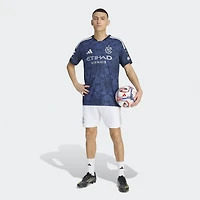 Maillot authentique adidas New York City FC bleu pour homme, édition spéciale 2026 « The All Nations Kit », avec écusson porté sur le terrain.