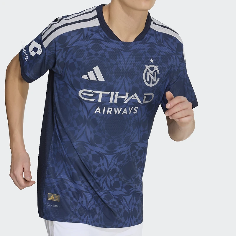 Maillot authentique adidas New York City FC bleu pour homme, édition spéciale 2026 « The All Nations Kit », avec écusson porté sur le terrain.