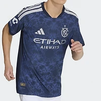 Maillot authentique adidas New York City FC bleu pour homme, édition spéciale 2026 « The All Nations Kit », avec écusson porté sur le terrain.