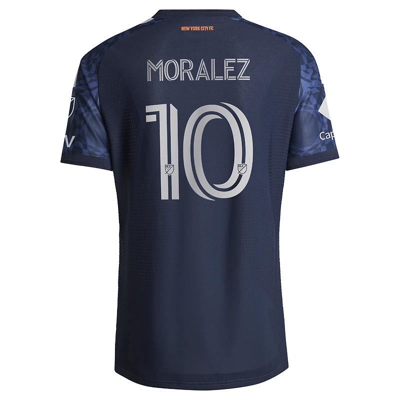 Maillot authentique adidas Maximiliano Moralez bleu New York City FC 2026 « The All Nations Kit » pour homme, avec écusson officiel.
