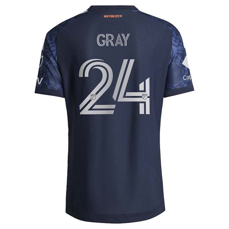 Maillot authentique adidas Tayvon gris et bleu New York City FC 2026, tenue All Nations, avec patch sur le terrain.