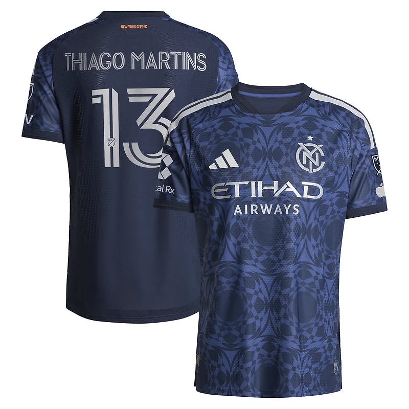 Maillot authentique adidas Thiago Martins bleu New York City FC 2026 « The All Nations Kit » pour homme, avec écusson porté sur le terrain.