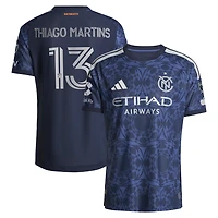 Maillot authentique adidas Thiago Martins bleu New York City FC 2026 « The All Nations Kit » pour homme, avec écusson porté sur le terrain.