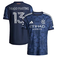 Maillot authentique adidas Thiago Martins bleu New York City FC 2026 « The All Nations Kit » pour homme, avec écusson porté sur le terrain.