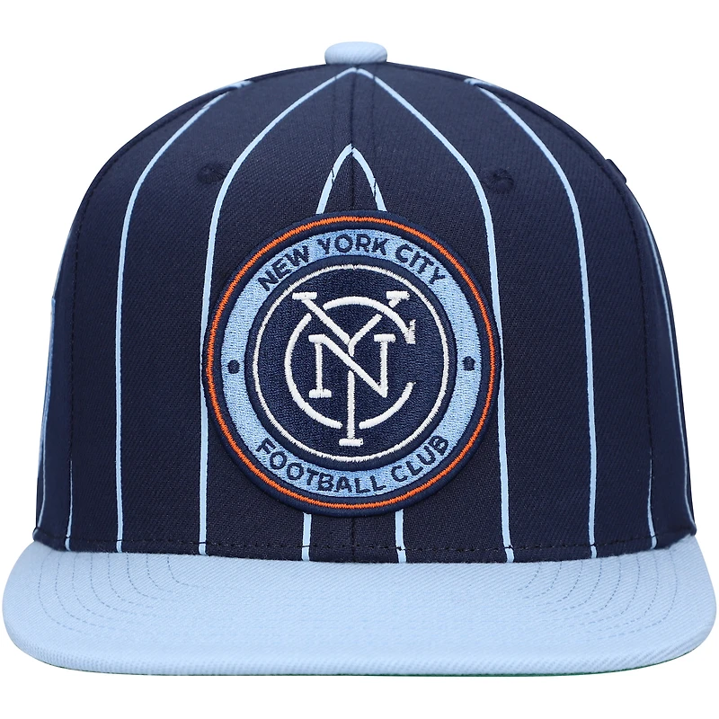 Pin Snapback New York City FC Team Mitchell & Ness pour homme bleu marine
