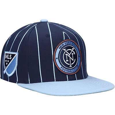 Pin Snapback New York City FC Team Mitchell & Ness pour homme bleu marine