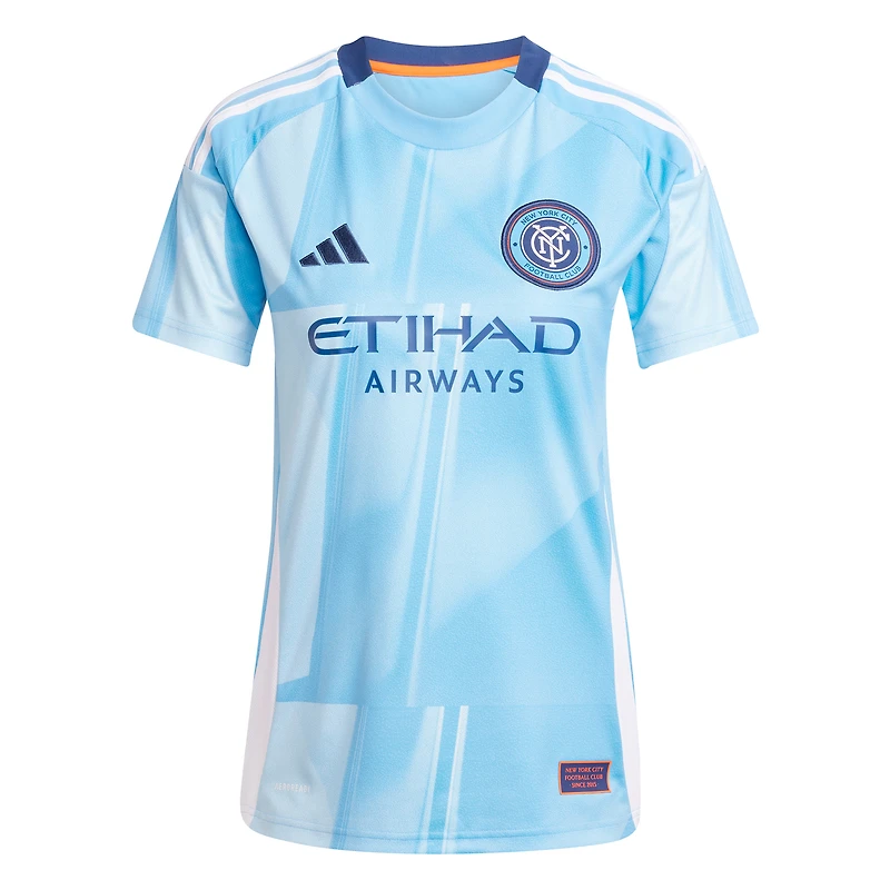 maillot réplique du de joueur adidas Malachi Jones bleu clair New York City FC 2025 The Excelsior Kit pour femme