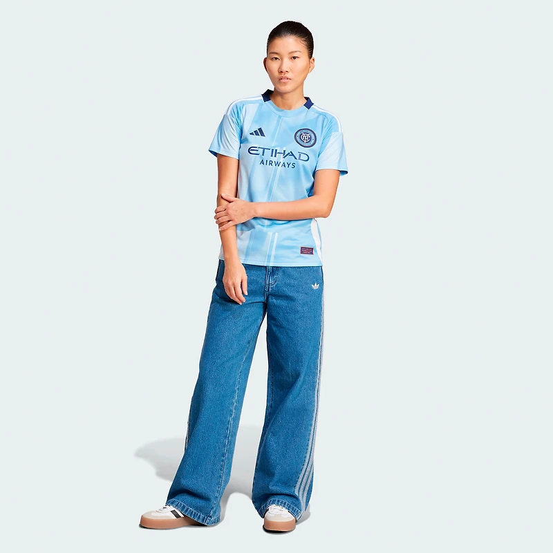 maillot réplique du de joueur adidas Malachi Jones bleu clair New York City FC 2025 The Excelsior Kit pour femme