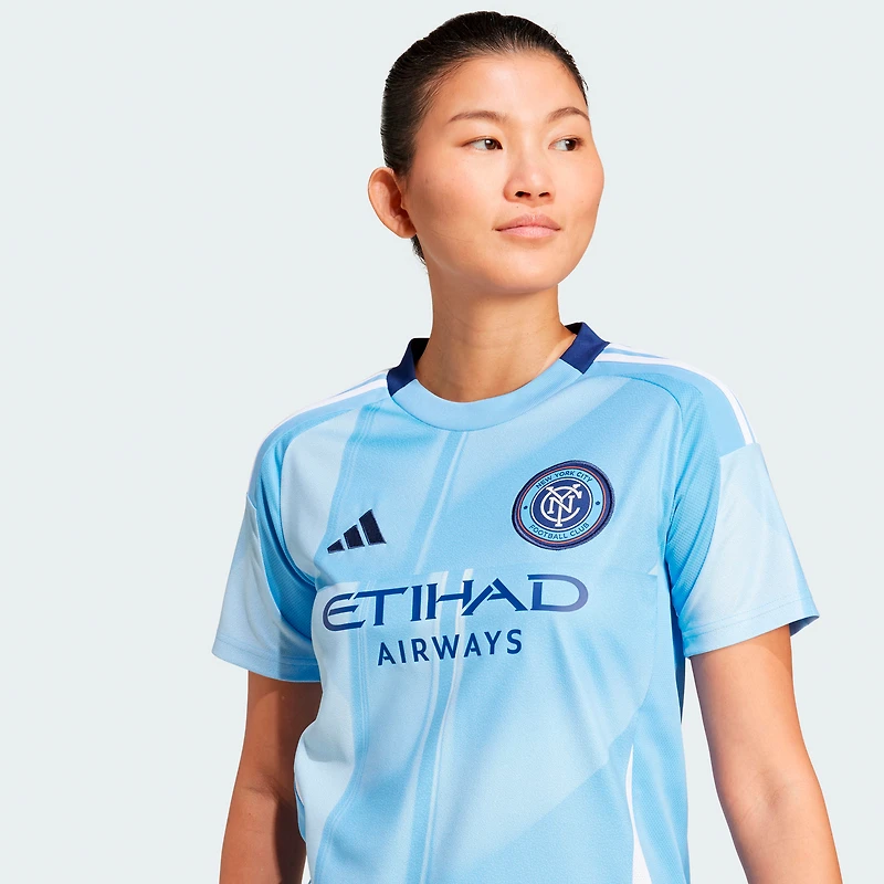maillot réplique du de joueur adidas Malachi Jones bleu clair New York City FC 2025 The Excelsior Kit pour femme