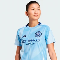 maillot réplique du de joueur adidas Malachi Jones bleu clair New York City FC 2025 The Excelsior Kit pour femme
