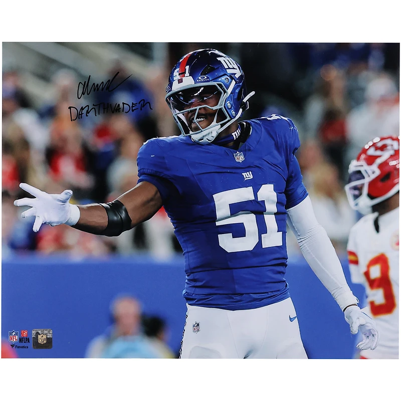 Photo dédicacée par Abdul Carter des New York Giants (40,6 x 50,8 cm) célébrant Dark Vador, avec inscription « Dark Vador ».